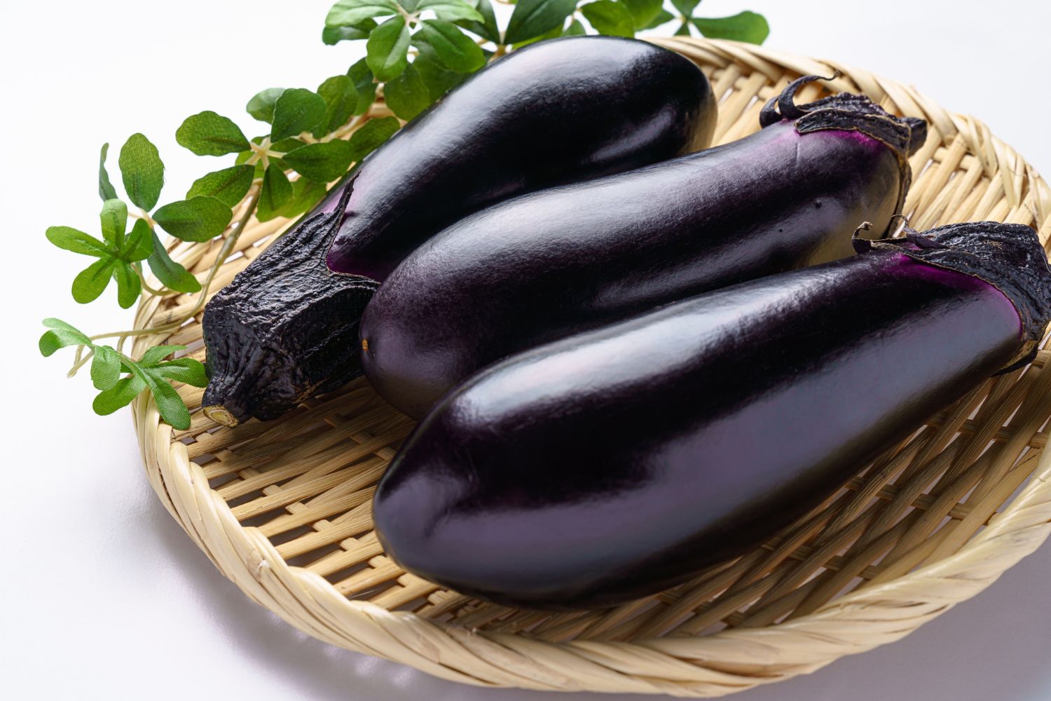 このナス、食べて大丈夫？青果のプロに聞いた「美味しいナスの見分け方とNGサイン」